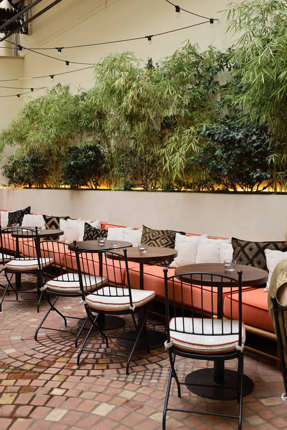 Shall we meet at Le Patio? This is the Parisian meeting place where you can eat at any time of the day. Shall we meet at Le Patio? This is the Parisian meeting place where you can eat at any time of the day.