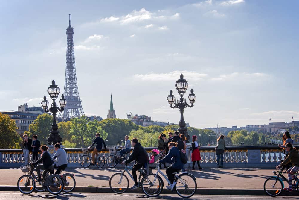 Mai à Paris : La Ville à Deux Roues